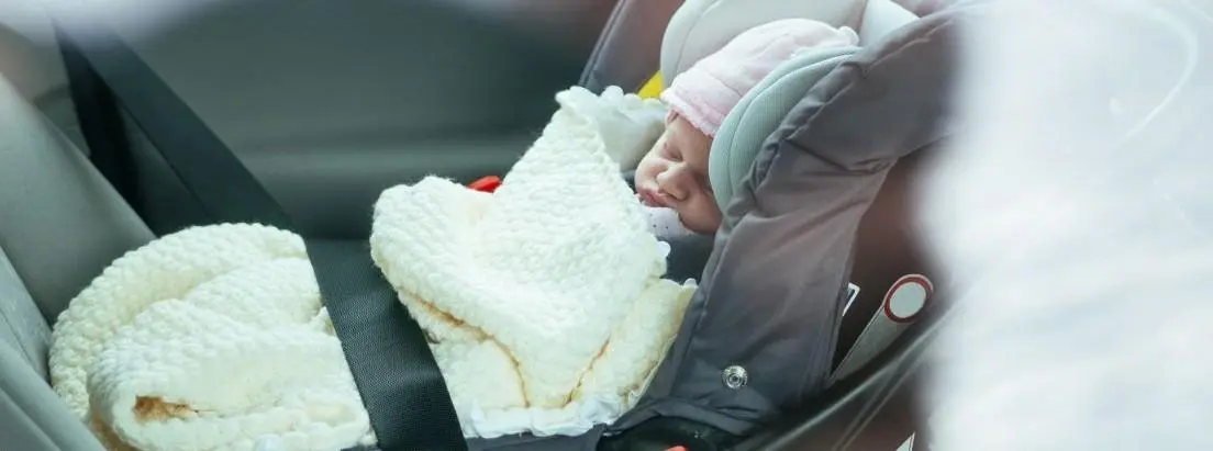 taxi con silla de bebe - Cómo llevar la silla del bebé en el coche